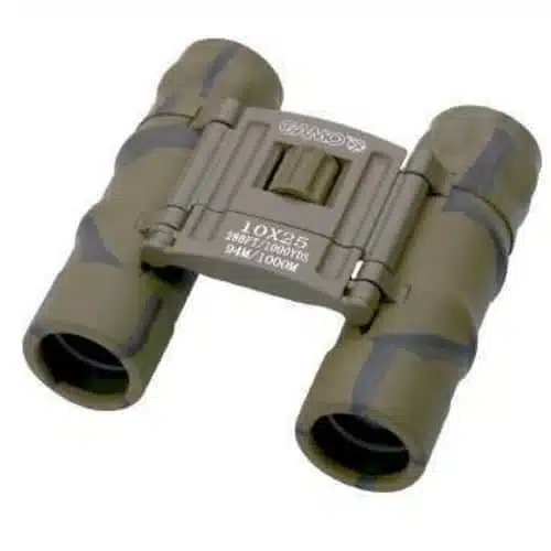 Un par de binoculares Gamo Binocular 10 X 25 DCF Camo Compacto con patrón de camuflaje. Estos binoculares compactos cuentan con un mecanismo de bisagra central y marcas que indican las especificaciones, incluido "10x25" para el aumento y el diámetro del objetivo.