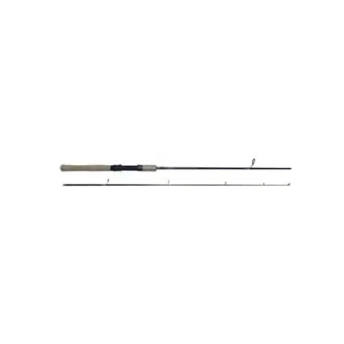 La Caña Rio Bueno RB 240-2 Pelikan es una caña de pescar de dos piezas que cuenta con un mango color canela y segmentos de caña negros, dispuestos con el segmento del mango arriba y el segmento de la punta abajo. La caña está equipada con varias guías espaciadas uniformemente a lo largo de su longitud.