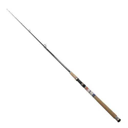 La caña de pescar Caña Rio Puelo Travel Riop270-5 Eagle Claw presenta un mango de corcho y un elegante eje negro, con guías de línea ubicadas estratégicamente a lo largo de su longitud, mostrando la calidad y precisión sinónimo de la artesanía Eagle Claw.