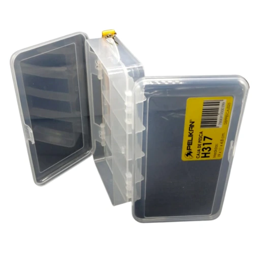 La Caja de Pesca Transparente H317 Pelikan está parcialmente abierta, revelando compartimentos ideales para artículos pequeños como cuentas o accesorios. Con una etiqueta amarilla en la parte frontal, esta caja de almacenamiento organiza eficazmente todos tus artículos esenciales.