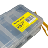 La caja de aparejos, llamada Caja De Pesca Transparente H317 Pelikan, mide 19 x 11 x 4,8 cm y tiene una etiqueta amarilla. Incluye una correa de transporte amarilla y un código de barras en la esquina superior derecha para facilitar su identificación.