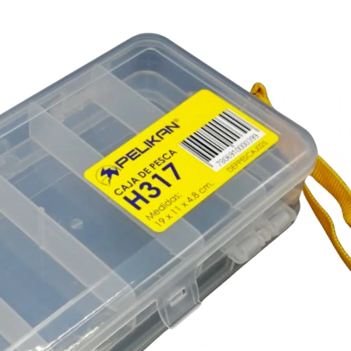 La caja de aparejos, llamada Caja De Pesca Transparente H317 Pelikan, mide 19 x 11 x 4,8 cm y tiene una etiqueta amarilla. Incluye una correa de transporte amarilla y un código de barras en la esquina superior derecha para facilitar su identificación.