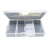 La Caja De Pesca Transparente H321 Pelikan es una caja organizadora de plástico que cuenta con una tapa con bisagras y cuatro compartimentos, con tres particiones ajustables para organizar artículos pequeños como cuentas, tornillos o aparejos de pesca.