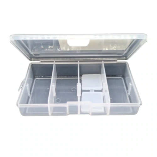 La Caja De Pesca Transparente H321 Pelikan es una caja organizadora de plástico que cuenta con una tapa con bisagras y cuatro compartimentos, con tres particiones ajustables para organizar artículos pequeños como cuentas, tornillos o aparejos de pesca.