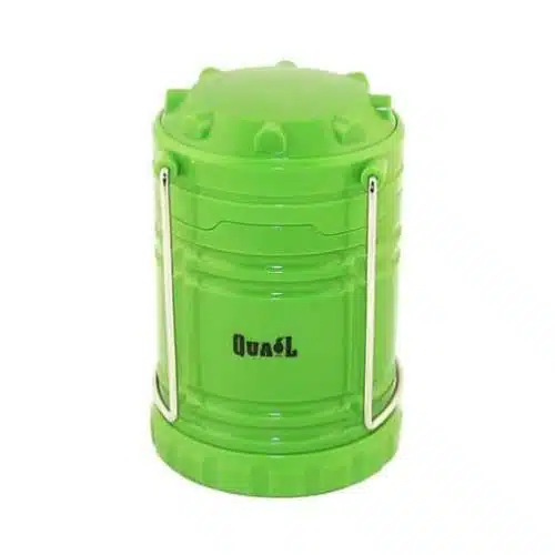 Una linterna de camping cilíndrica de color verde brillante con un exterior resistente y un asa sujeta a los lados. La palabra "Quail" está impresa en la parte central de esta lámpara plegable Cob Led de 180 lúmenes. La parte superior tiene forma de cúpula con bordes elevados para un mejor agarre.