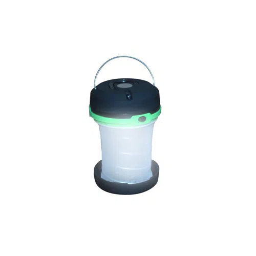La Lampara/Linterna Compacta 60 Lum 1W Quail es una linterna de camping compacta y portátil con parte superior e inferior de color negro, un anillo decorativo de color verde y un cuerpo de plástico esmerilado plegable. También cuenta con un asa en la parte superior para transportarla o colgarla cómodamente.
