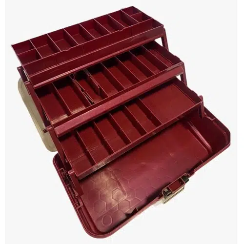 La Caja De Pesca Raptor 3 Bandejas Pelikan es una caja de aparejos de pesca roja con varios niveles, que muestra varios compartimentos vacíos de diferentes tamaños, todos ellos expuestos sobre un fondo blanco simple. Presenta un patrón de panal en la parte inferior y se cierra con un pestillo de metal resistente.