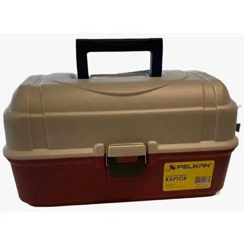 La caja de herramientas de color rojo y beige de la marca Pelikan, llamada "Caja De Pesca Raptor 3 Bandejas Pelikan", tiene un asa negra en la parte superior y un mecanismo de cierre central. La caja también tiene una pegatina amarilla que muestra el logotipo de la marca y los detalles del producto.