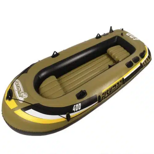 El bote de pesca inflable Fishman 400 para 4 personas de Jilong en color verde oliva presenta detalles en negro y amarillo en los costados y el texto "FISHMAN 400" en el exterior. Cuenta con un interior acanalado para sentarse, puntos de sujeción alrededor del borde superior y está diseñado para acomodar a cuatro personas.