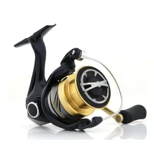 Primer plano del Carrete Shimano Nasci 4000 Nas4000xgfb, que muestra su diseño moderno y elegante en negro y dorado. El carrete de pesca giratorio cuenta con una bobina grande, un mango con agarre ergonómico y un brazo de agarre. El fondo es liso y blanco.