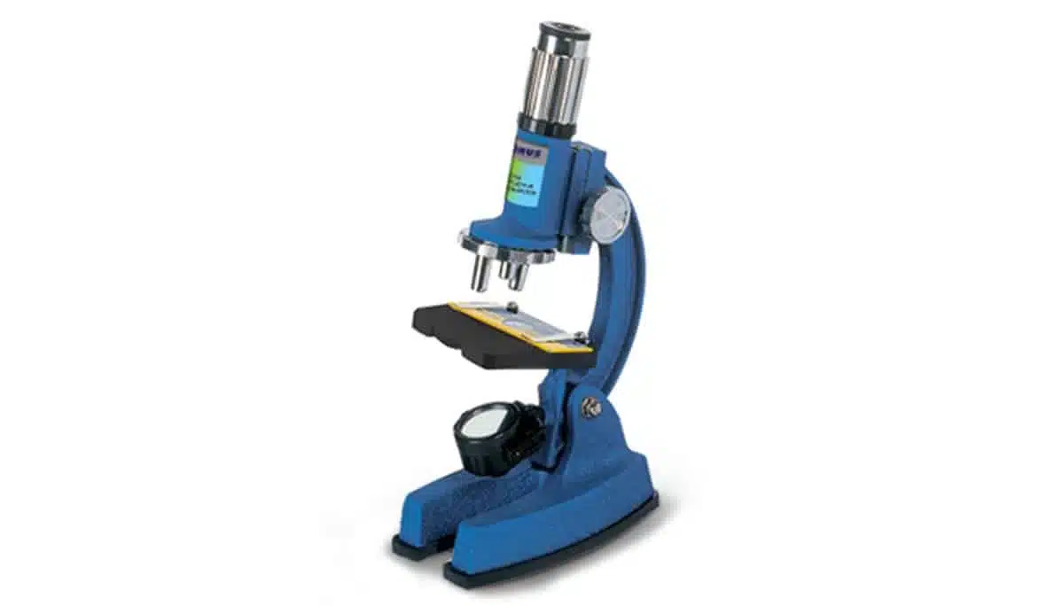 El microscopio Konus Konustudy-4 900x en azul y plata viene con una platina negra y una fuente de luz integrada. Cuenta con un gran botón de enfoque y un ocular en la parte superior, lo que proporciona precisión para realizar exámenes detallados.