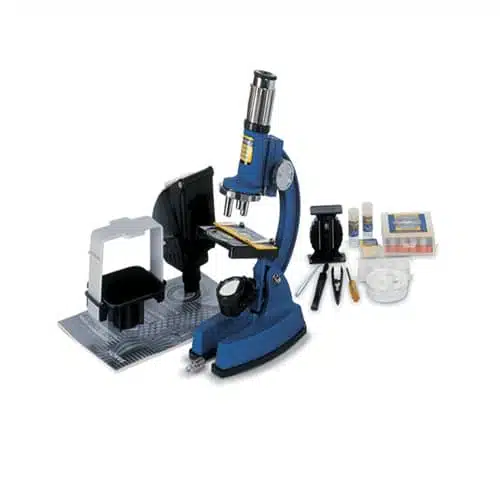 Un microscopio Konus Konuscience azul 100x - 1200x con varios accesorios que incluyen portaobjetos, pinzas, recipientes, una lupa y lentes adicionales mostrados sobre un fondo blanco.