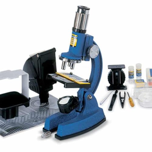 El microscopio Konus Konuscience 100x - 1200x en color azul incluye una gama de accesorios como portaobjetos, pinzas, una placa de Petri y una lupa, todos ellos perfectamente expuestos sobre un fondo blanco.