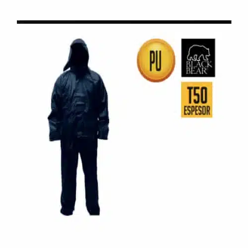 Una persona lleva el Traje Pu Antiácido Rimar T50 Black Bear, un traje de lluvia negro con capucha. A la derecha, hay símbolos y texto: un logotipo circular con la palabra "TRAJE PU" en su interior, un logotipo cuadrado con la palabra "Black Bear" y la silueta de un oso, y un logotipo rectangular con la palabra "T50 Espesor RIMAR".
