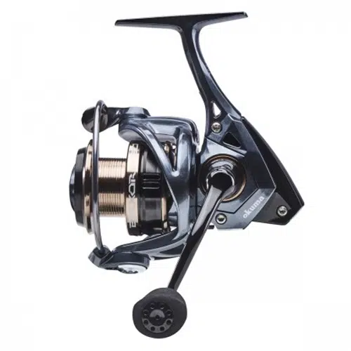 Primer plano de un carrete de pesca moderno con acabado metálico, con un diseño elegante y estilizado. La manivela está en el lado derecho y el carrete es de color dorado con detalles intrincados. La marca "Okuma" y el modelo "Carrete Okuma Epixor Epxt-55" son visibles en el lateral del carrete.