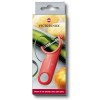 El embalaje del Pelador Papas Victorinox presenta un pelador de verduras rojo con dos empuñaduras circulares. Presentado sobre un fondo de rodajas de pepino y cebolla peladas, muestra de forma destacada el logotipo de la cruz suiza y "VICTORINOX".