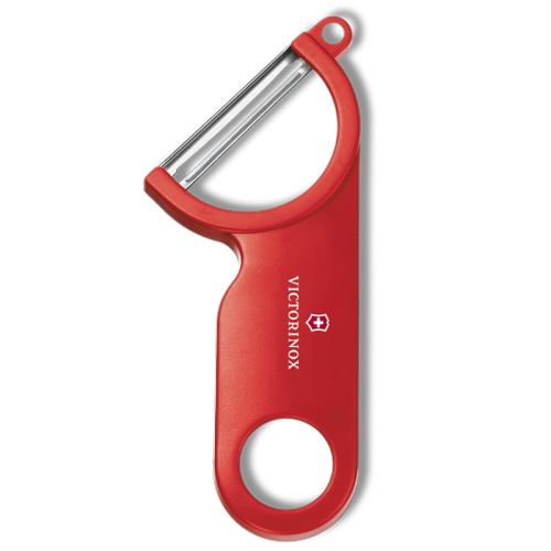 El pelador de verduras de color rojo “Pelador Papas Victorinox” tiene el nombre de la marca impreso en blanco en su mango. Cuenta con un diseño ergonómico con una hoja de acero inoxidable e incluye un gran orificio en el extremo para sujetarlo o colgarlo fácilmente.