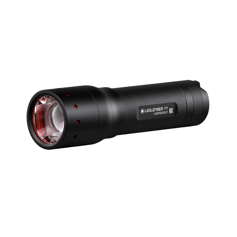 Vista lateral de la Linterna Led Lenser P7 de 450 lúmenes, destacando su diseño ergonómico y potente haz de luz, ideal para actividades al aire libre.
