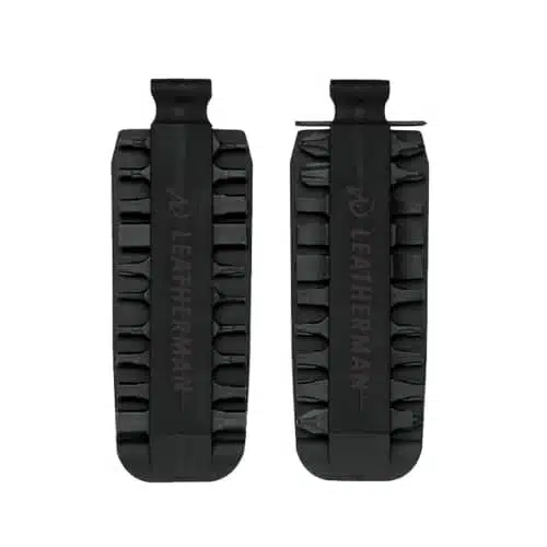 Se muestran uno al lado del otro sobre un fondo blanco liso dos juegos de brocas negras Accesorio Bit Kit 931014 de Leatherman, complementos esenciales para cualquier juego de herramientas. Cada juego de brocas contiene varias brocas de doble cara ordenadas en un soporte rectangular compacto con el logotipo de Leatherman visible en el frente.