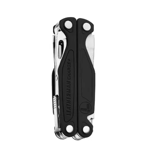 La elegante Multiherramienta Charge Plus Leatherman 832516 de color negro presenta un diseño compacto y está equipada con una variedad de herramientas, como un cuchillo y alicates, con el nombre de la marca elegantemente grabado en el mango.
