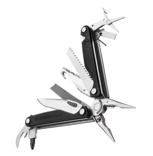 La elegante multiherramienta Charge Plus Leatherman 832516 cuenta con un diseño en forma de L con elegantes detalles en negro y plata. Esta multiherramienta incluye una variedad de herramientas abiertas, como alicates, una hoja de cuchillo y una lima, todas diseñadas para un uso versátil.