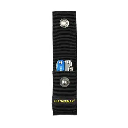 Funda de nailon negra para Leatherman 934928 con la marca "Leatherman" amarilla en posición vertical en la parte inferior. La funda está parcialmente abierta, lo que revela las empuñaduras azules de una multiherramienta en el interior. Cuenta con cierres a presión en la parte superior y central, lo que garantiza un ajuste seguro de la herramienta.