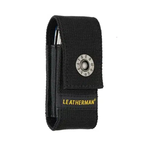 La Funda Nylon Negra Medium Leatherman 934928 es una bolsa para herramientas negra hecha de tela resistente. Tiene un cierre de solapa asegurado con un botón a presión de metal, que muestra la palabra "Leatherman" con un logotipo amarillo debajo del botón a presión.