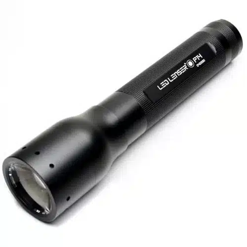 Una linterna cilíndrica negra con empuñadura texturizada, con la etiqueta "Linterna Led Lenser P14 New 800lm" cerca de la parte superior. La linterna tiene una lente ancha en su extremo frontal y se muestra sobre un fondo blanco.