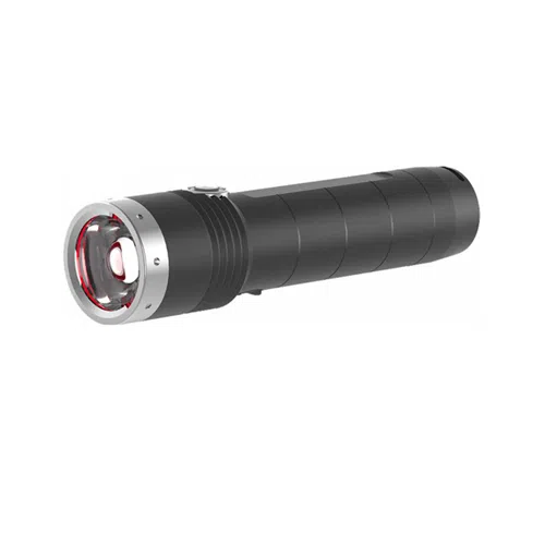 Linterna compacta negra con cuerpo cilíndrico y detalles metálicos alrededor de la lente. La Linterna Recargable Led Lenser MT10 1000lm cuenta con un botón lateral para una fácil operación y está diseñada para un manejo cómodo. Su lente tiene una forma ligeramente convexa y está resaltada por un anillo rojo a su alrededor.