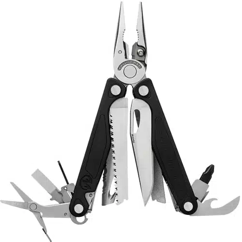 La Multiherramienta Charge Plus Leatherman 832516 con mangos negros está completamente extendida y muestra varias herramientas, entre ellas, alicates, sierra, cuchillo, tijeras, lima, destornillador, abrebotellas y más. Las herramientas de acero inoxidable están ordenadas de forma ordenada, lo que ilustra la multifuncionalidad del dispositivo.
