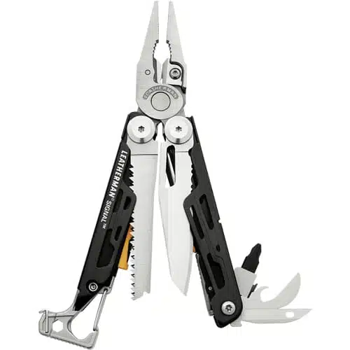 La herramienta multifunción Signal Leatherman 832265 incluye alicates alargados, un cuchillo dentado, una hoja de sierra y un abridor de botellas. Las empuñaduras negras muestran el texto "MULTIHERRAMIENTA SIGNAL LEATHERMAN" en blanco. Cuando se abre, también se ven otras herramientas y accesorios.