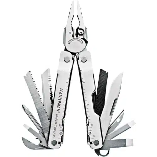 Se muestra una herramienta multifunción Leatherman Super Tool 300 831148 con varias herramientas extendidas, entre ellas, alicates, una sierra, una regla, destornilladores y un cuchillo. La herramienta es metálica y tiene marcas que indican que se trata de una Leatherman Super Tool 300.