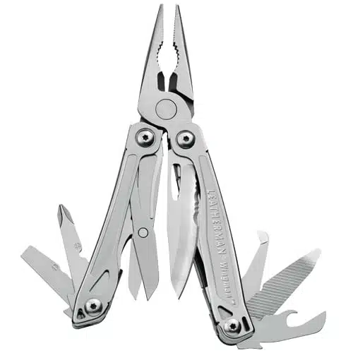 Una multiherramienta plateada está completamente extendida y revela varias herramientas integradas, entre ellas, alicates, una hoja de cuchillo, una lima, una sierra, un destornillador de punta plana y un abridor de botellas. La marca "Multiherramienta Wingman Leatherman 832523" es visible en el mango.