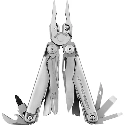 **Multiherramienta Surge Leatherman 830165** plateada con varias herramientas integradas, entre ellas alicates, un cuchillo, destornilladores y otras cuchillas multiusos. Las herramientas se extienden hacia afuera, lo que muestra la variada funcionalidad de este dispositivo Surge de primera calidad.
