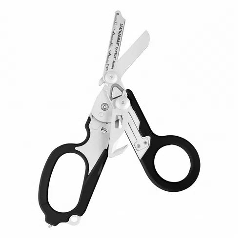 Un par de tijeras multiusos Raptor Rescue Leatherman 831742 con mangos negros. Las tijeras incluyen varias herramientas integradas, como una regla y un cortador de cinturón de seguridad en una de las hojas. El diseño es compacto, perfecto para uso en emergencias o uso general.