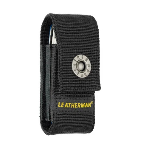 Un estuche para herramientas de nailon negro diseñado para la Multiherramienta Super Tool 300 Leatherman 831148 incluye una solapa con un cierre a presión de metal estampado con "Leatherman" y muestra el icónico logotipo de Leatherman cosido en amarillo en la parte inferior del estuche.