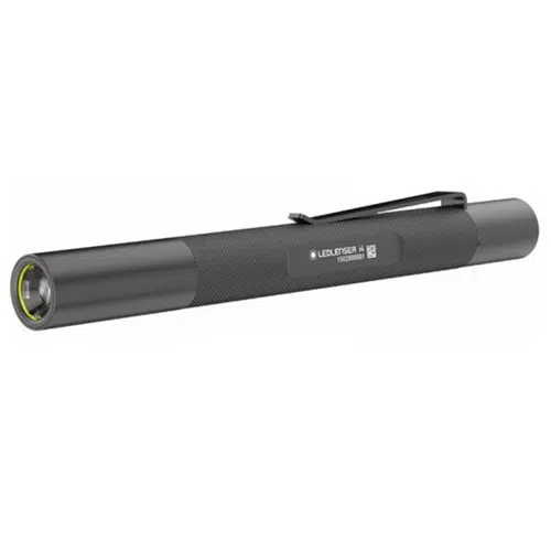 La Linterna Led Lenser I4 120lm es una elegante linterna LED negra que cuenta con un agarre texturizado y un clip de sujeción. Su forma cilíndrica incluye la marca cerca del clip. Diseñada para uso manual, esta linterna portátil y duradera es perfecta para cualquier situación.