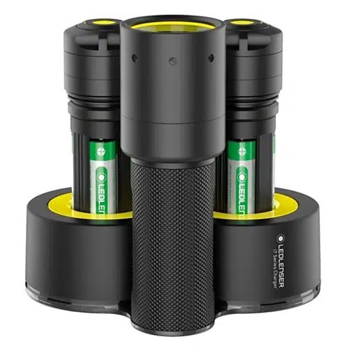El cargador de batería negro y amarillo de la linterna recargable Led Lenser I7DR 220lm, que incluye múltiples ranuras, actualmente admite varias baterías recargables.