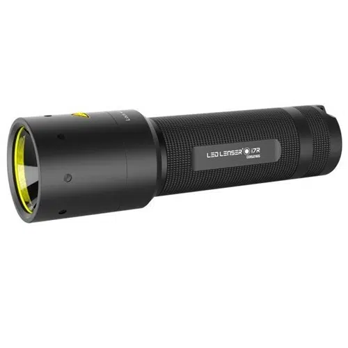 Una linterna de mano negra con un cuerpo cilíndrico con la etiqueta "Linterna Recargable Led Lenser I7DR 220lm". Tiene una empuñadura texturizada, una lente transparente en la parte delantera acentuada por un anillo amarillo y un botón de encendido situado cerca del cabezal de la linterna. Este potente dispositivo garantiza una iluminación fiable.
