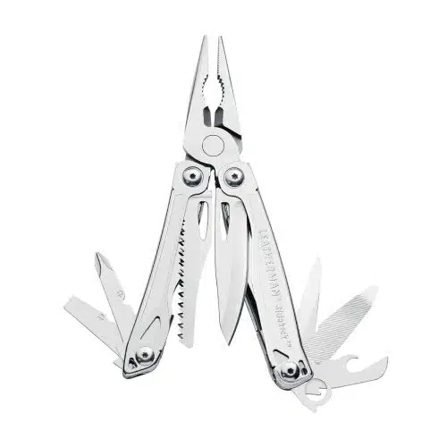La multiherramienta Leatherman Sidekick 831439 es una herramienta multiusos de acero inoxidable que incluye alicates, un cuchillo, un cuchillo de sierra, una lima, un abrebotellas, un abrelatas y varios destornilladores, todos ellos en un estuche de exhibición. Perfecta para cualquier tarea.