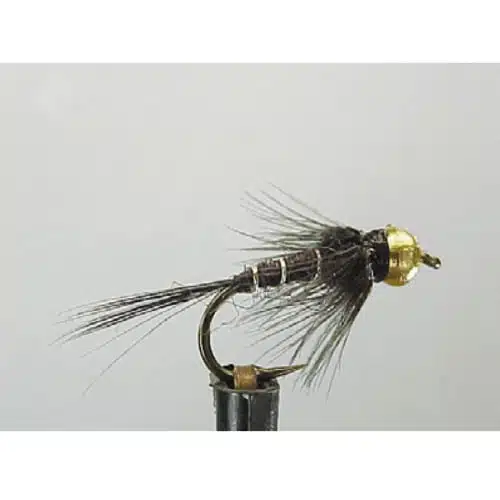 Imagen en primer plano de la mosca Kit Moscas Dragon Nymph Gold Head Flies Zath004 Wdx, que muestra una cabeza de cuentas doradas, plumas intrincadas y un anzuelo con púas. La mosca tiene un cuerpo oscuro y segmentado con delicadas colas y alas de plumas, diseñadas meticulosamente para imitar a un insecto acuático y atraer peces de manera eficaz.