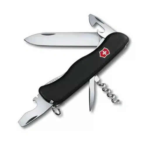 La Cortapluma Nomad Negra Victorinox 0.8353.3 es una navaja suiza multifunción que cuenta con un elegante mango negro y cinco herramientas extendidas: una hoja grande, un abridor de botellas con un destornillador de punta plana, un abrelatas, una hoja pequeña y un sacacorchos. Muestra con orgullo el icónico logotipo del escudo rojo con una cruz blanca.
