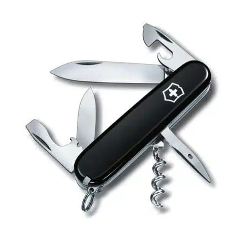 Se muestra una navaja suiza negra, la Cortapluma Victorinox Spartan Negra 1.3603.3, con varias herramientas extendidas, entre ellas una hoja grande, una hoja pequeña, un abridor de botellas, un destornillador de punta plana, un abrelatas, un sacacorchos y un punzón. El mango presenta el distintivo emblema de la cruz blanca.