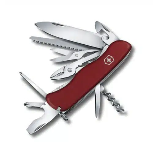 La Cortapluma Hercules Roja Victorinox 0.8543, una navaja suiza roja, muestra su diseño multifuncional con 18 funciones, entre ellas una hoja grande, sierra, alicates, sacacorchos, abridor de botellas y destornillador.