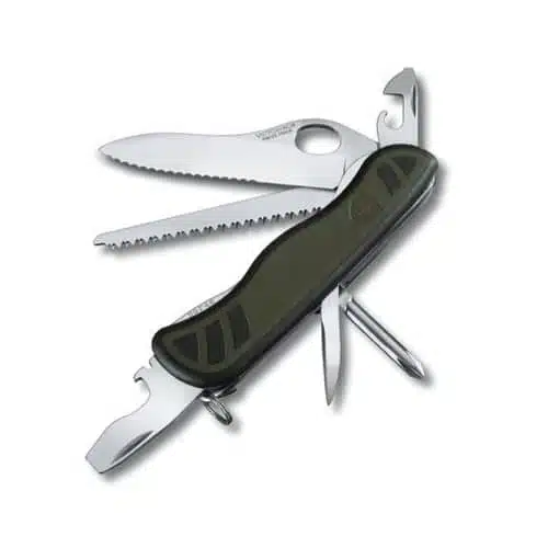 El cortapluma multifuncional Victorinox Soldado Suizo Verde 0.8461.Mwch cuenta con un mango verde e incluye varias herramientas como una hoja dentada, un abrelatas, un abridor de botellas, un destornillador y una hoja de sierra, todas extendidas hacia afuera.