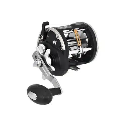 El carrete de pesca Carrete Okuma Convector Cv-45l de 440 m/0,45 mm presenta un exterior negro y plateado con una manivela en el lado izquierdo. Este carrete circular está equipado con múltiples componentes metálicos y una empuñadura ergonómica, mientras que en su superficie superior se pueden ver números y textos tenues.