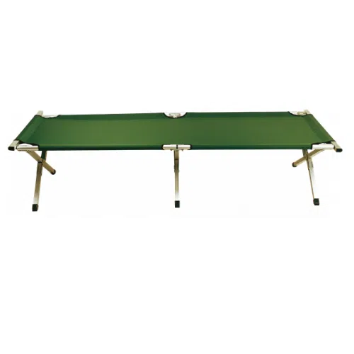 La Catre Campaña Safari Sf459, una cama de camping portátil de color verde, cuenta con un armazón de metal y tres pares de patas para un soporte resistente. Su construcción robusta y su diseño simple se hacen evidentes cuando se despliega y se coloca en posición horizontal.