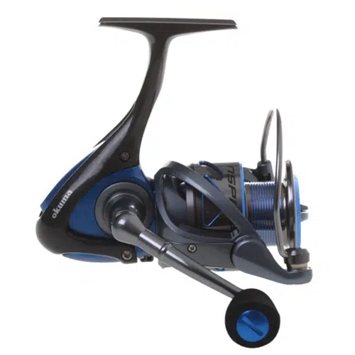 Primer plano de un carrete de pesca Carrete Okuma Inspira 40 de 170 m/0,30 m en azul y negro con acabado metálico. El mango es visible a la derecha y la bobina presenta un detalle azul. El logotipo de la marca se muestra de forma destacada en blanco en el lateral, mostrando su artesanía de primera calidad.