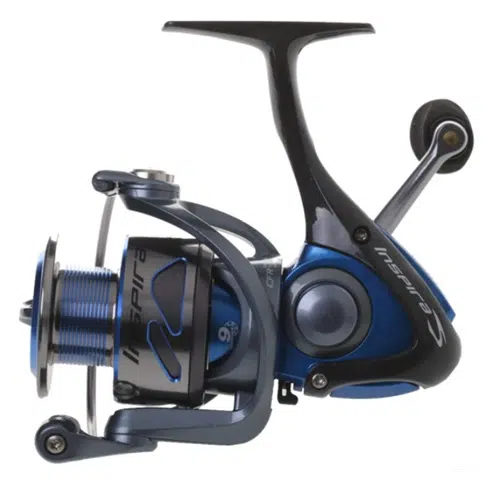 Primer plano de un carrete de pesca azul y negro, el Carrete Okuma Inspira 40 de 170 m/0,30 m. El carrete tiene una bobina metálica, una manivela de enrollado con agarre de goma y un alambre de seguridad. Tiene un diseño elegante y moderno con el nombre de la marca "Inspire" visible en el lateral. El carrete está colocado sobre un fondo blanco liso.
