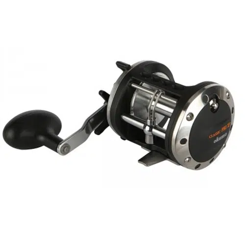 El Carrete Okuma Classic Clx-200La 270 m/0,35 mm, un carrete de pesca clásico en color negro y plateado con un mango ergonómico de gran tamaño, se muestra sobre un fondo blanco. El carrete tiene un marco de metal resistente y varias aberturas redondas como parte de su diseño. El texto "CLASSIC PRO XT" es visible en el lateral.